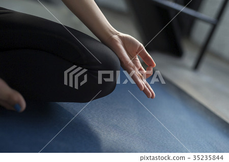 做瑜伽的女人 35235844