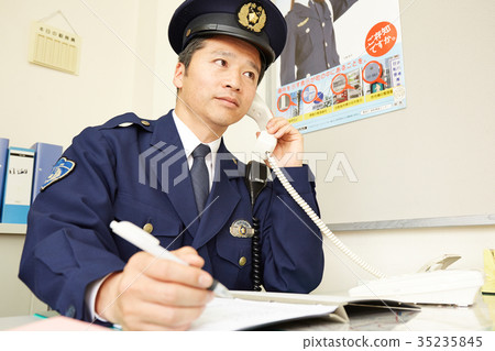 警察在警察局工作 35235845