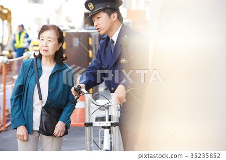 Policeman giving directions Policeman giving directions 35235852