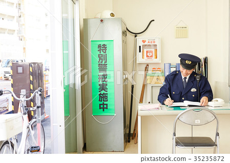 警察在警察局工作 35235872