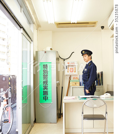 警察在警察局工作 35235878