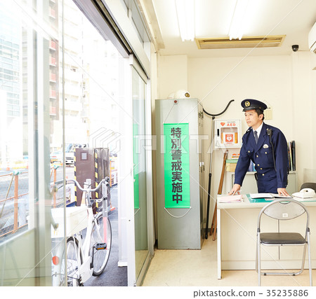 警察在警察局工作 35235886