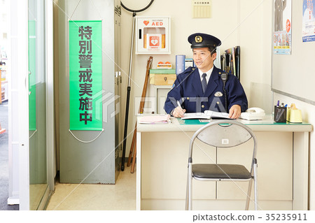 警察在警察局工作 警察在警察局工作 35235911