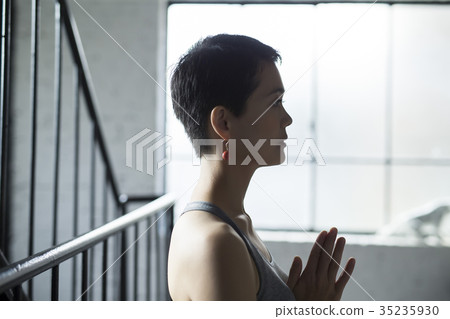做瑜伽的女人 做瑜伽的女人 35235930