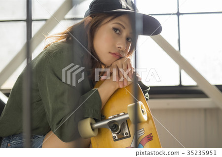 溜冰者時尚女性 溜冰者時尚女性 35235951