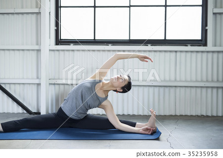Women stretching 35235958