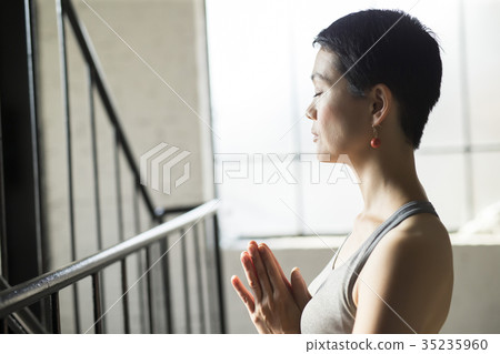 做瑜伽的女人 35235960