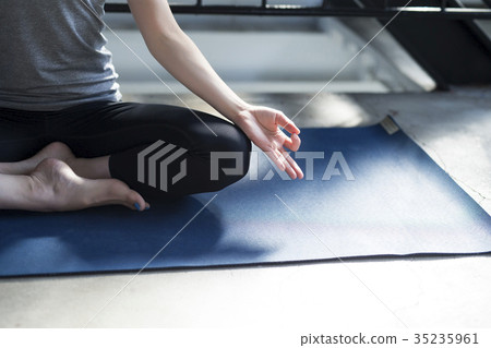 Women who do yoga 35235961