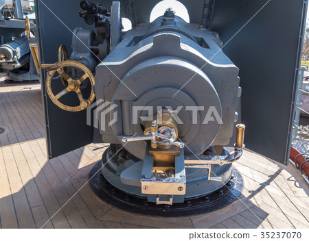 Aurora cruiser on Neva river in Saint Petersburg 35237070