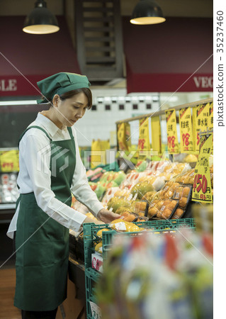Supermarket clerk Item out product management image 35237460
