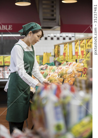 超市店員列出產品管理圖片 35237461