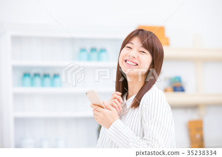 少婦婦女畫象微笑的白宮時興的議院婦女有使用智能手機的白色背景 少婦婦女畫象微笑的白宮時興的議院婦女有使用智能手機的白色背景 35238334