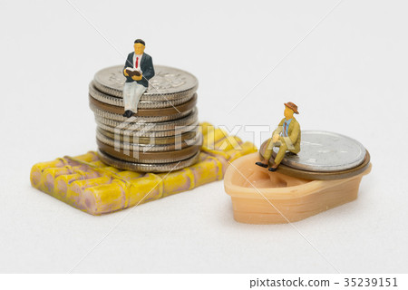 Image of gap between rich and poor 35239151