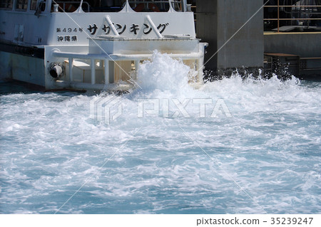 Wave splashing of a ship Wave splashing of a ship 35239247