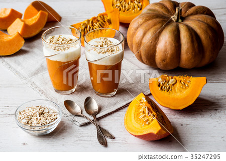 Pumpkin smoothies with yoghurt and oatmeal Pumpkin smoothies with yoghurt and oatmeal 35247295