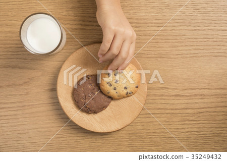 孩子的手吃餅乾 孩子的手吃餅乾 35249432