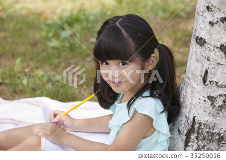 Children, drawing pictures Children, drawing pictures 35250016