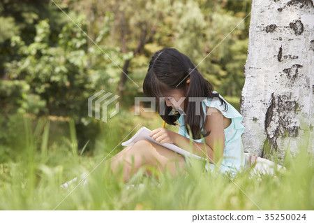 Children, drawing pictures 35250024