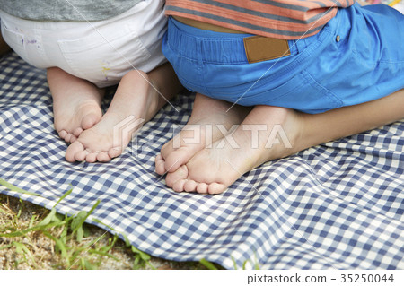 Children, drawing pictures 35250044