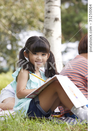 Children, drawing pictures 35250064