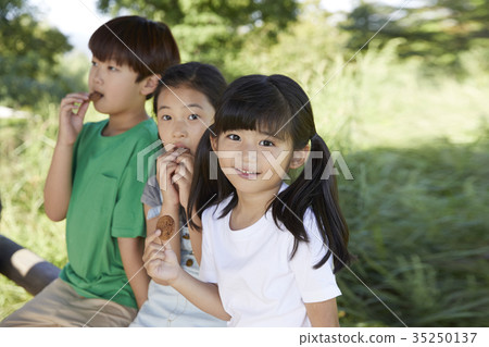 Children, Sweets, Eating 35250137