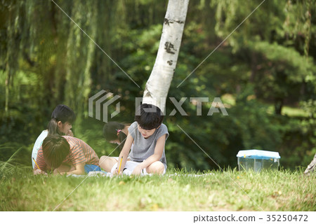 孩子們，畫畫 35250472