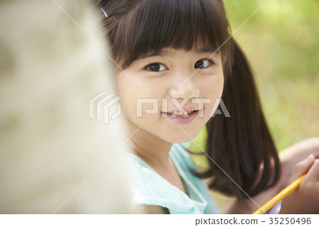 Children, drawing pictures 35250496