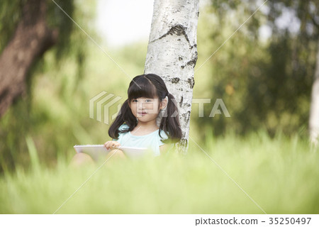 Children, drawing pictures 35250497