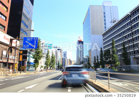 在東京市中心的主要道路上行駛的汽車 35250819