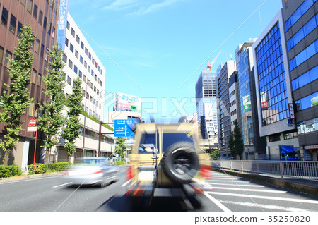 在東京市中心的主要道路上行駛的汽車 在東京市中心的主要道路上行駛的汽車 35250820