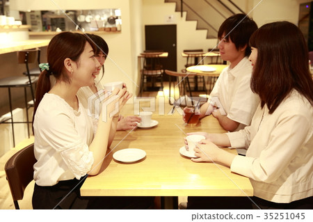 4 men and women who discuss in a cafe 4 men and women who discuss in a cafe 35251045
