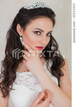 prncessa with the Crown bride wedding dress 35251413