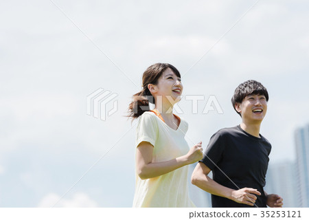 年輕的男人和女人慢跑戶外 年輕的男人和女人慢跑戶外 35253121