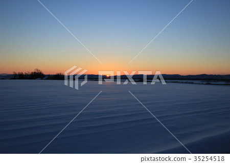 北海道的冬季日出 北海道的冬季日出 35254518