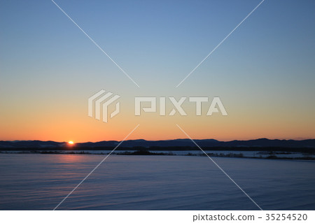 北海道的冬季日出 北海道的冬季日出 35254520