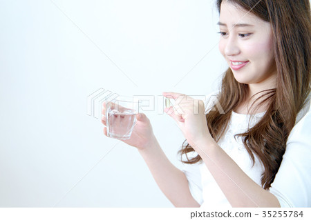 有藥片的少婦 有藥片的少婦 35255784