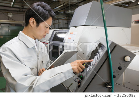 工廠人員加工 35256082