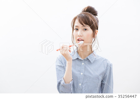 Young woman brushing teeth 35256447