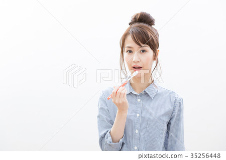 Young woman brushing teeth 35256448