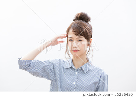 年輕女子消極頭痛 年輕女子消極頭痛 35256450
