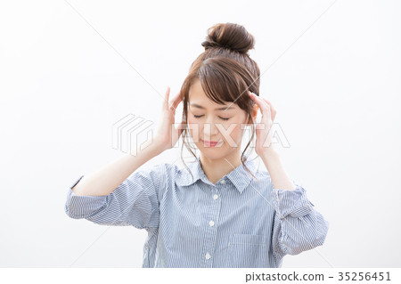 年輕女子消極頭痛 年輕女子消極頭痛 35256451