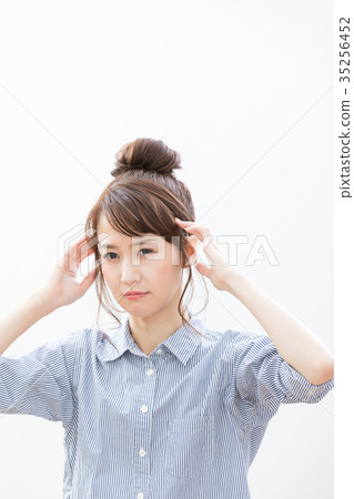 年輕女子消極頭痛 年輕女子消極頭痛 35256452
