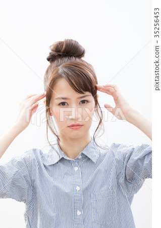 年輕女子消極頭痛 年輕女子消極頭痛 35256453