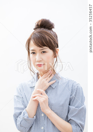 年輕女子負冷 年輕女子負冷 35256457