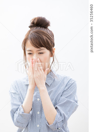年輕女子負冷 年輕女子負冷 35256460