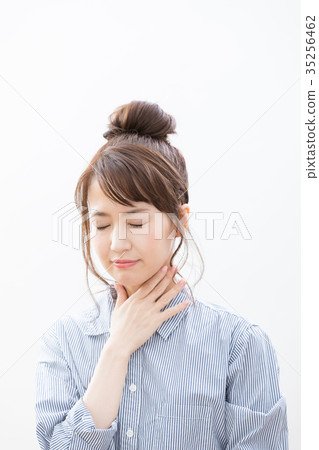 年輕女子負冷 年輕女子負冷 35256462