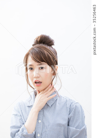 年輕女子負冷 35256463
