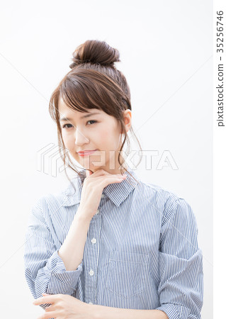 Young woman negative cold Young woman negative cold 35256746
