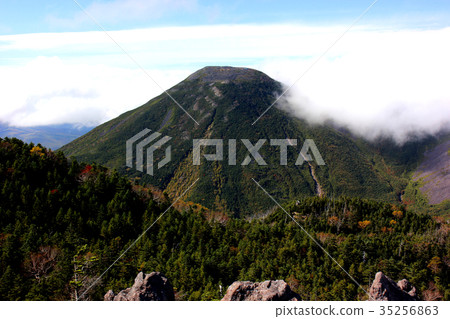 Mt. Tateshina在秋天與雲彩 35256863