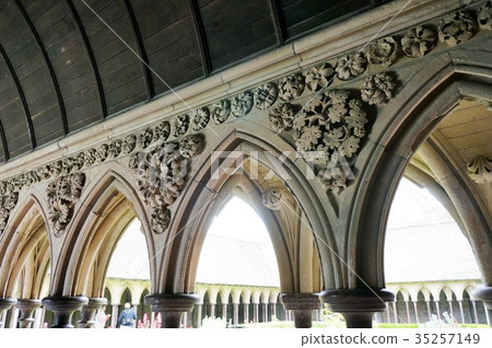 Mont Saint Michel-25 corridor 35257149